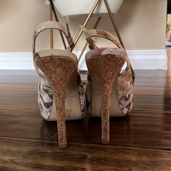 Gorgeous floral peep toes - Picture 4 of 5